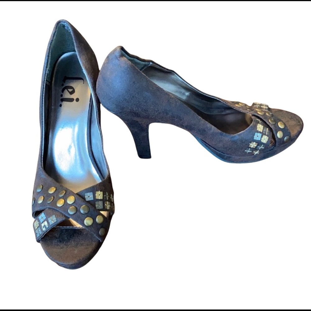 l.e.i. Brown Pumps